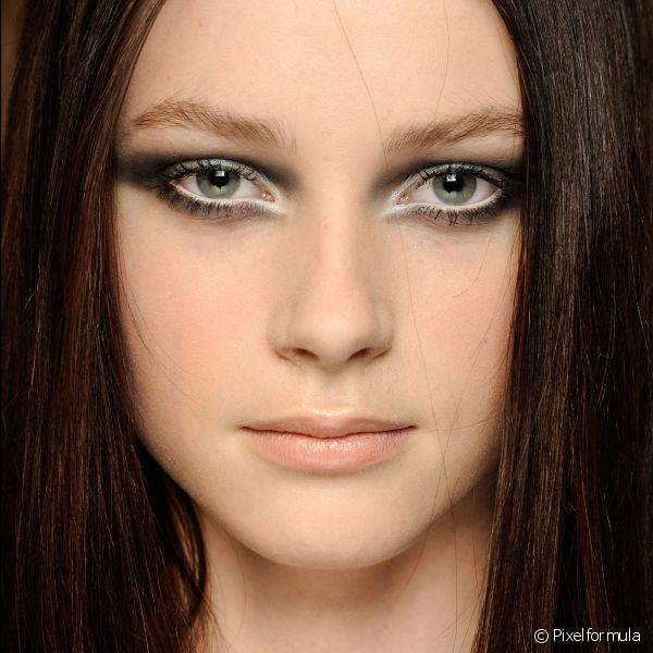 Para uma maquiagem mais dramática, vale iluminar o canto interno dos olhos com a sombra prata e esfumaçar com preto a parte externa